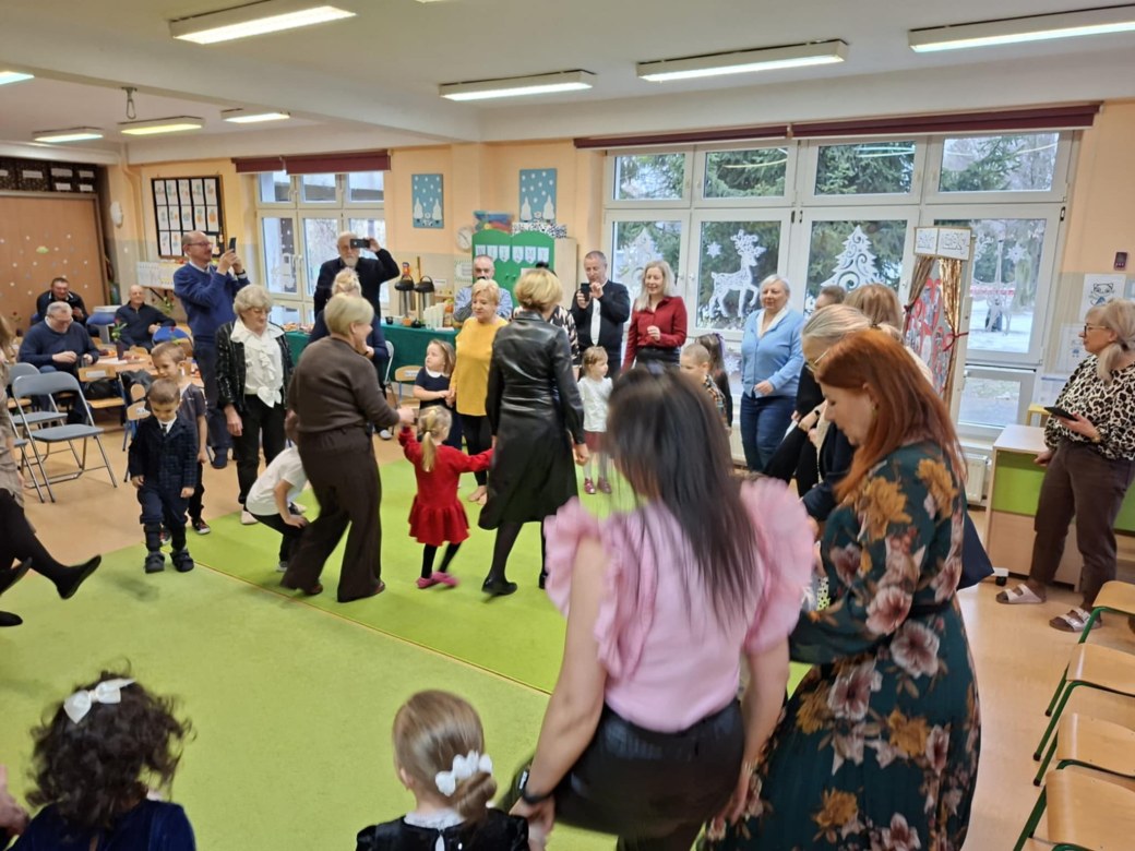 Dzień Babci i Dziadka w grupie Sówki - Zdjęcie 45