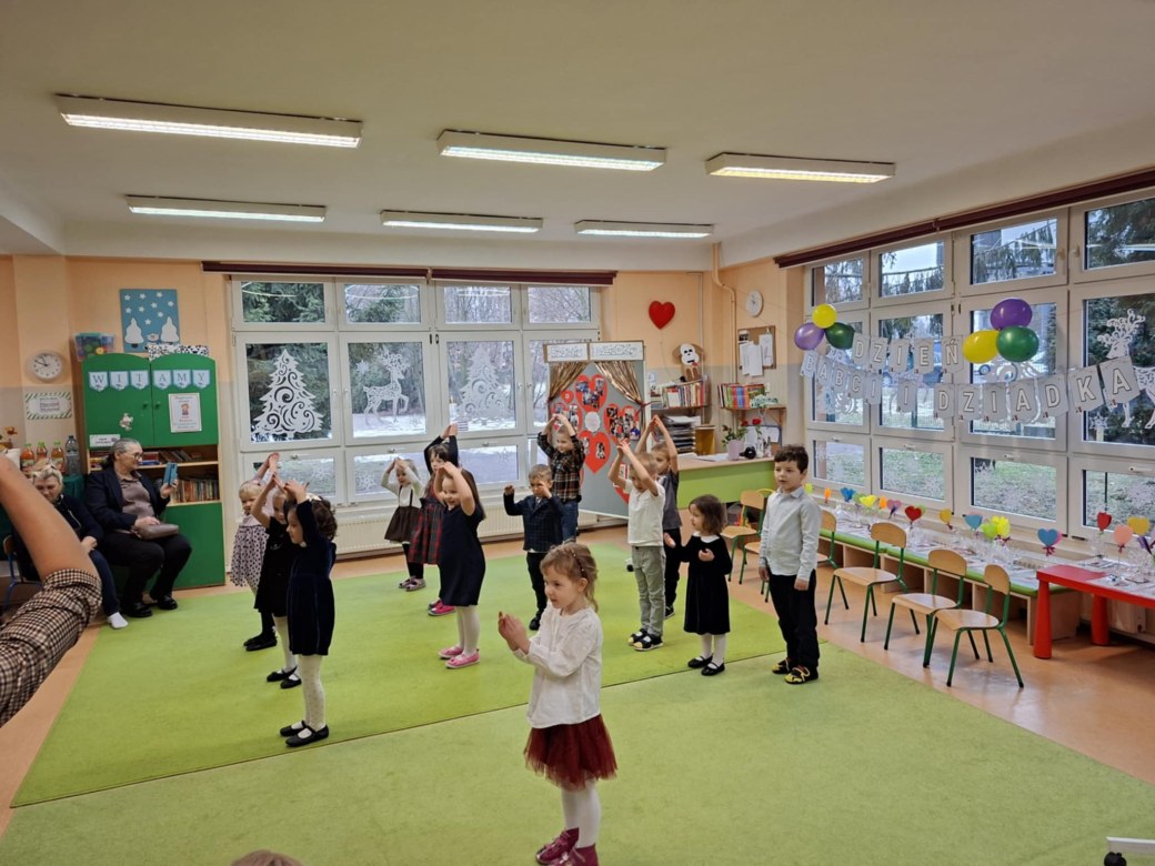 Dzień Babci i Dziadka w grupie Sówki - Zdjęcie 49