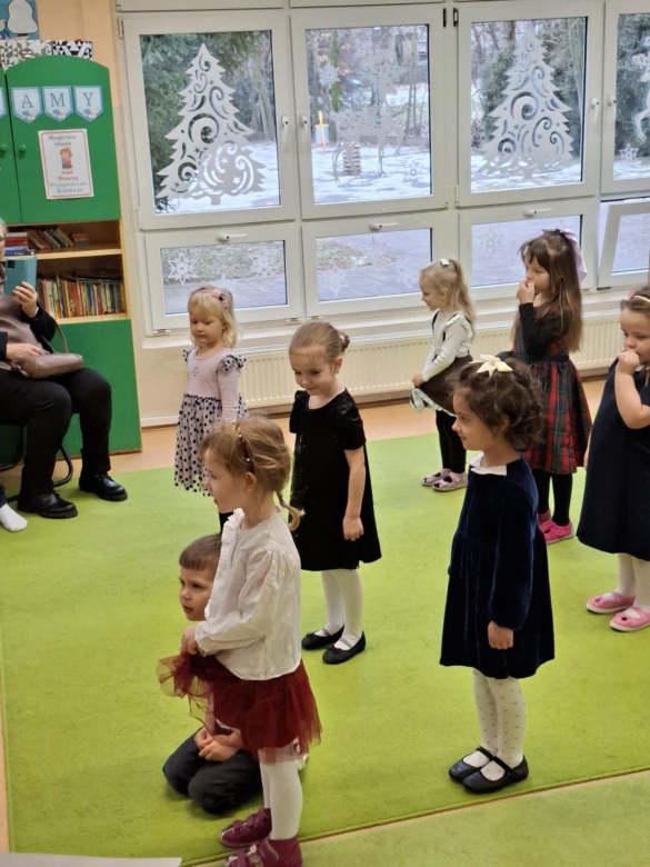 Dzień Babci i Dziadka w grupie Sówki - Zdjęcie 57