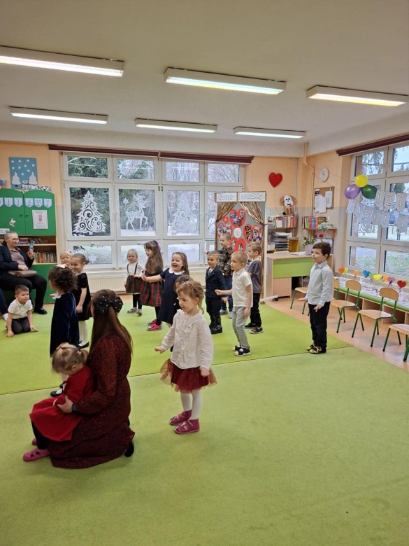 Dzień Babci i Dziadka w grupie Sówki - Zdjęcie 59