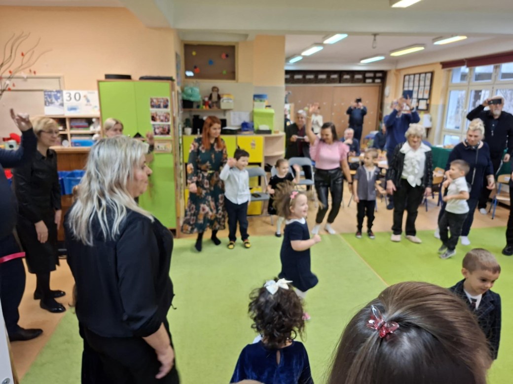 Dzień Babci i Dziadka w grupie Sówki - Zdjęcie 64