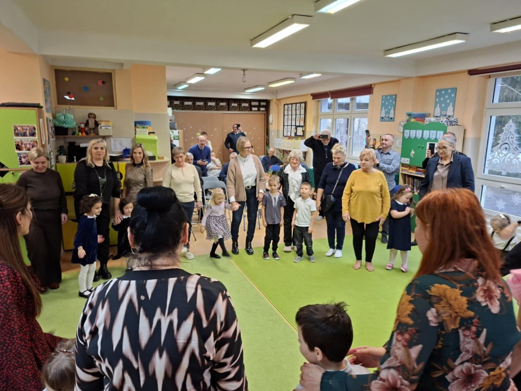 Dzień Babci i Dziadka w grupie Sówki - Zdjęcie 69