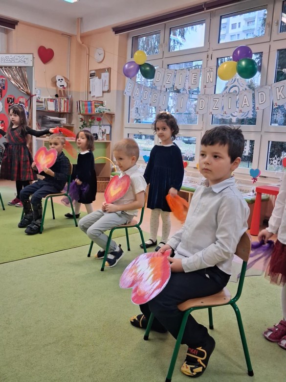 Dzień Babci i Dziadka w grupie Sówki - Zdjęcie 74
