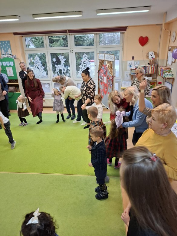 Dzień Babci i Dziadka w grupie Sówki - Zdjęcie 73