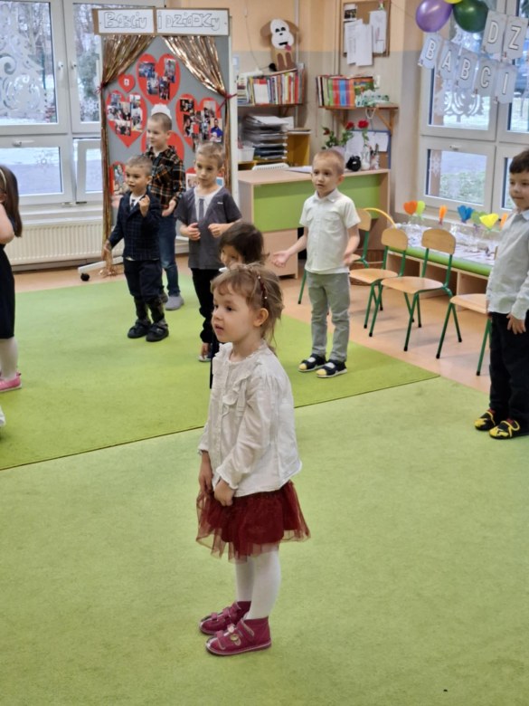 Dzień Babci i Dziadka w grupie Sówki - Zdjęcie 79