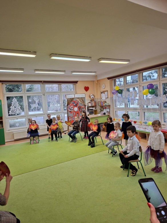 Dzień Babci i Dziadka w grupie Sówki - Zdjęcie 81