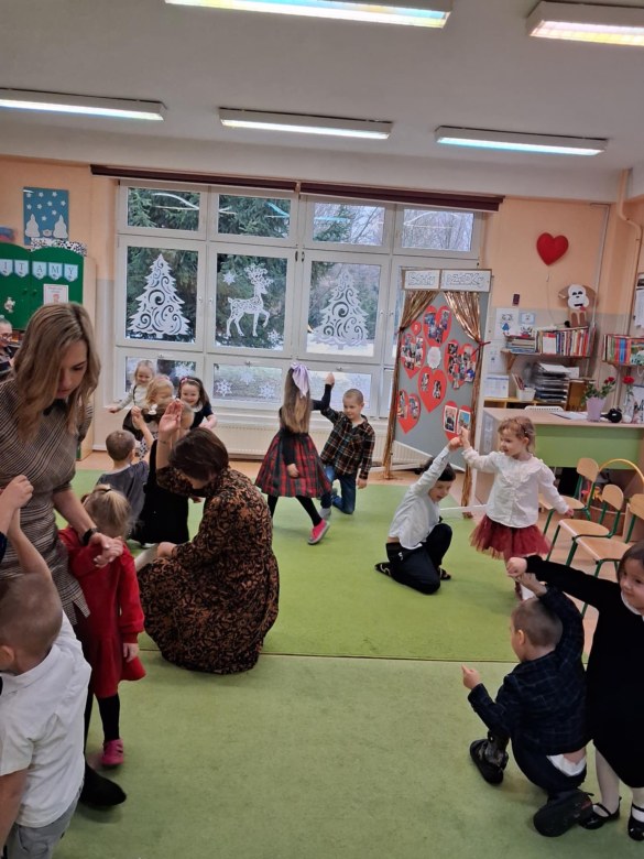 Dzień Babci i Dziadka w grupie Sówki - Zdjęcie 84