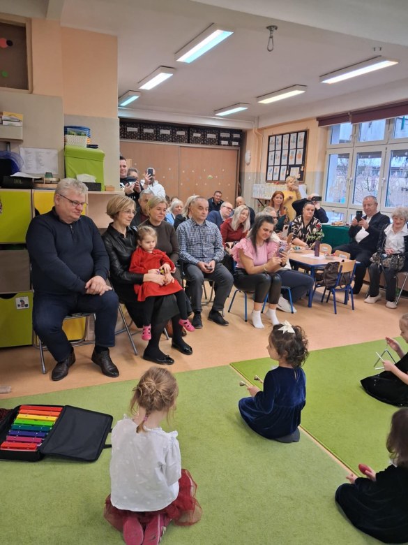 Dzień Babci i Dziadka w grupie Sówki - Zdjęcie 86