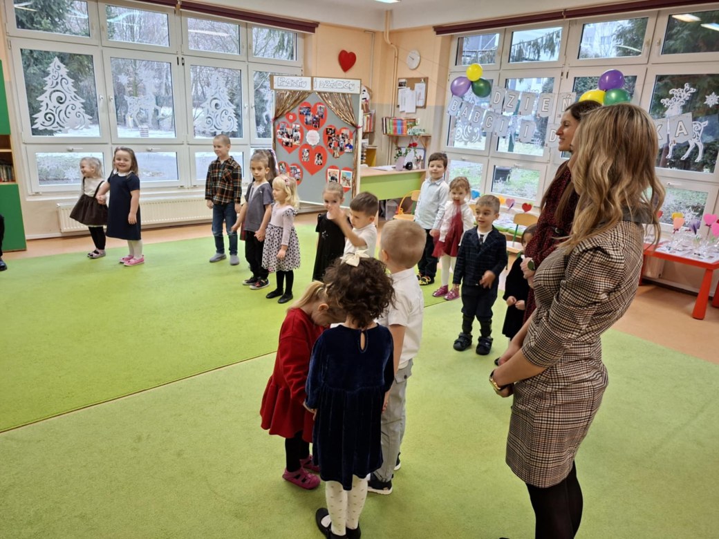 Dzień Babci i Dziadka w grupie Sówki - Zdjęcie 91