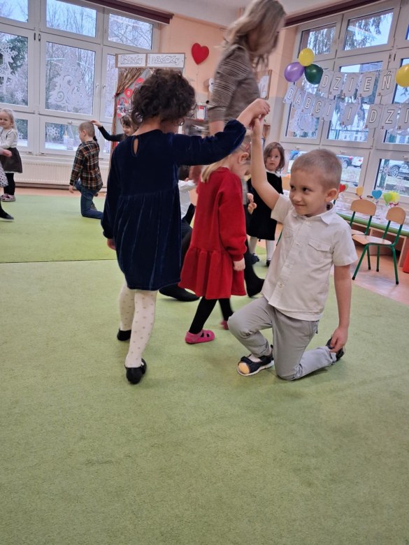 Dzień Babci i Dziadka w grupie Sówki - Zdjęcie 95