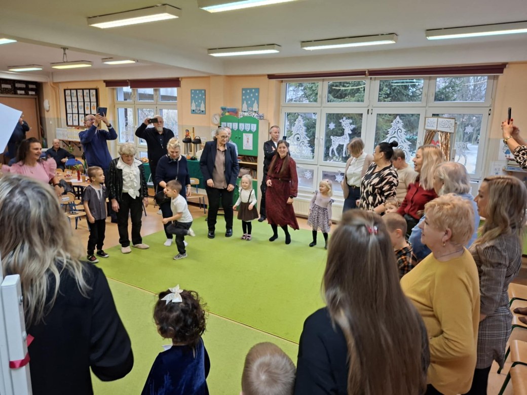 Dzień Babci i Dziadka w grupie Sówki - Zdjęcie 106