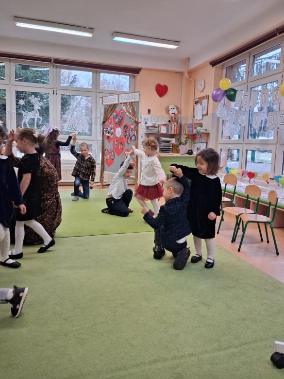 Dzień Babci i Dziadka w grupie Sówki - Zdjęcie 111