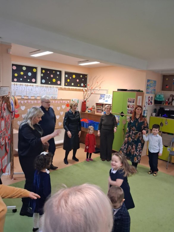 Dzień Babci i Dziadka w grupie Sówki - Zdjęcie 17