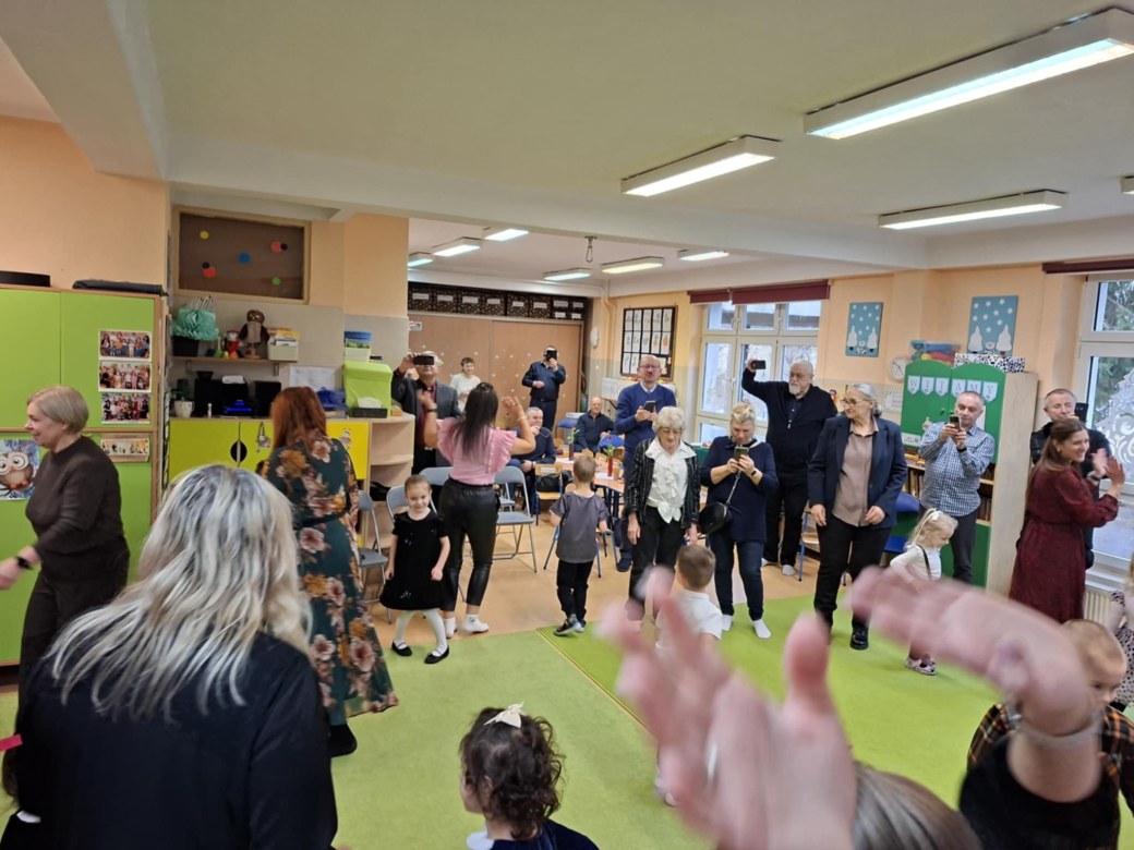 Dzień Babci i Dziadka w grupie Sówki - Zdjęcie 22