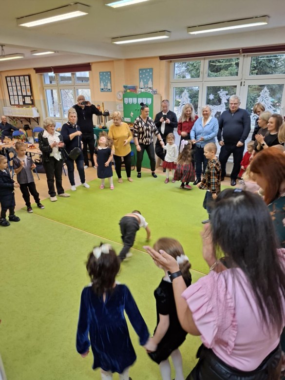 Dzień Babci i Dziadka w grupie Sówki - Zdjęcie 37