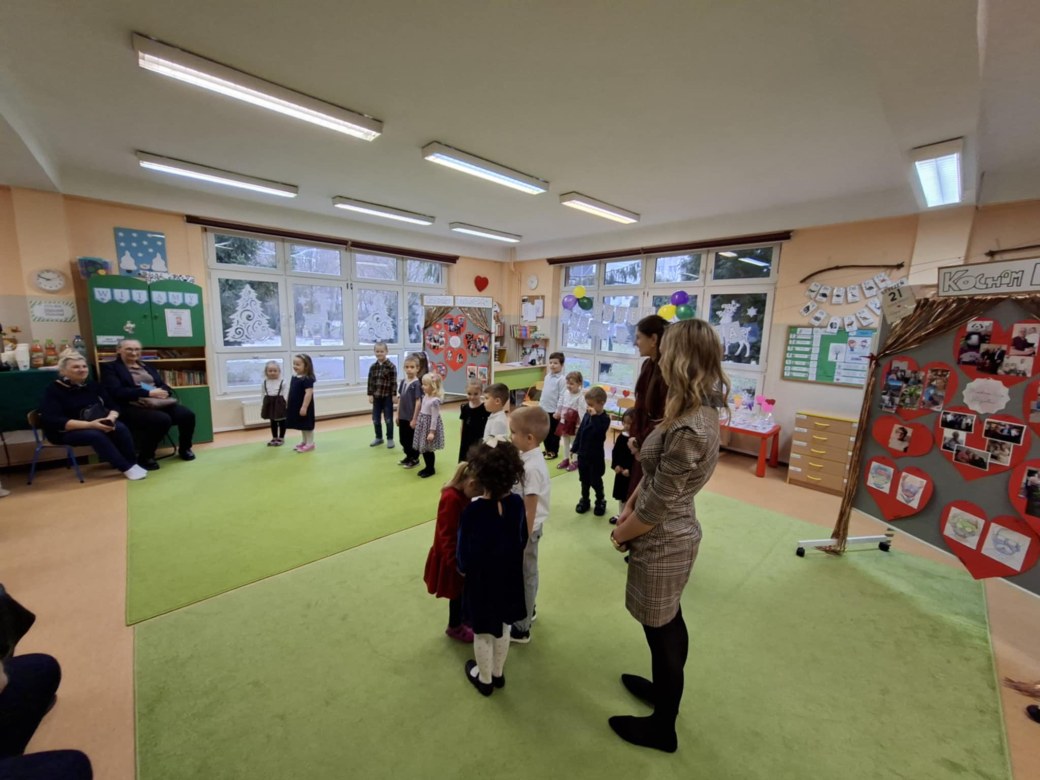 Dzień Babci i Dziadka w grupie Sówki - Zdjęcie 41