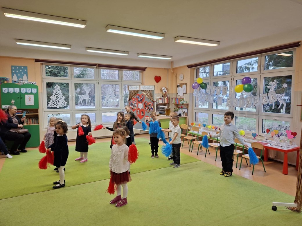 Dzień Babci i Dziadka w grupie Sówki - Zdjęcie 42