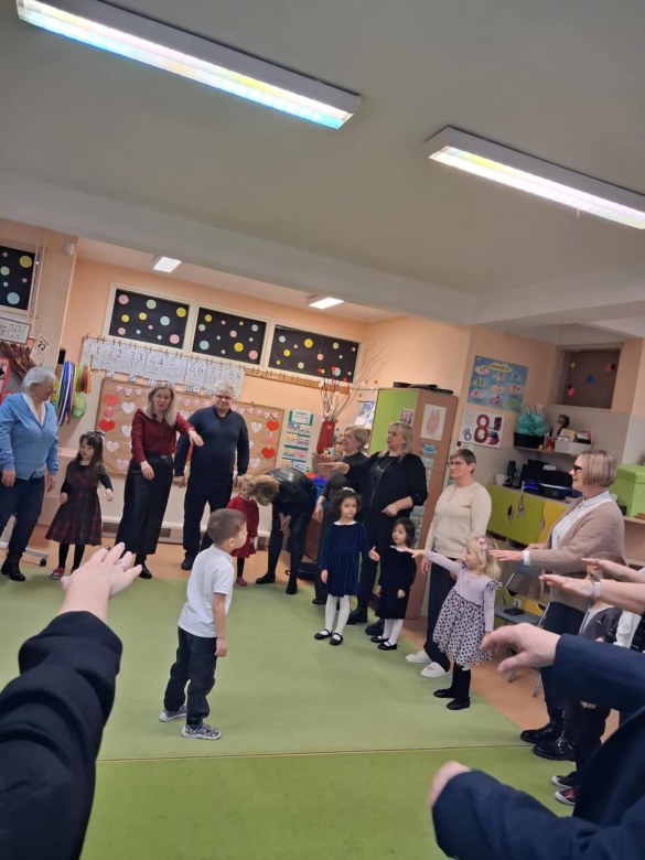 Dzień Babci i Dziadka w grupie Sówki - Zdjęcie 48