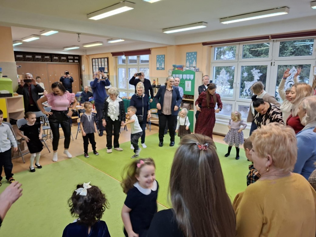 Dzień Babci i Dziadka w grupie Sówki - Zdjęcie 50