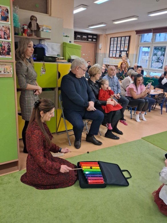 Dzień Babci i Dziadka w grupie Sówki - Zdjęcie 51