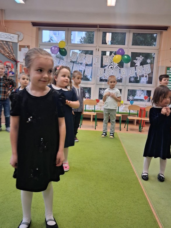 Dzień Babci i Dziadka w grupie Sówki - Zdjęcie 56