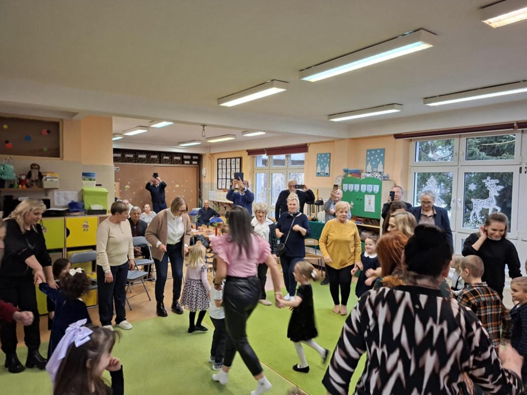 Dzień Babci i Dziadka w grupie Sówki - Zdjęcie 65