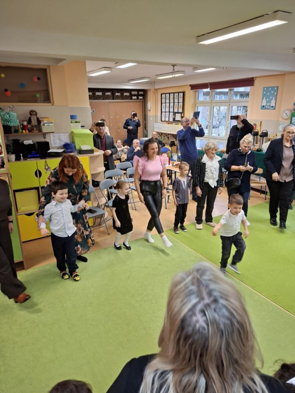 Dzień Babci i Dziadka w grupie Sówki - Zdjęcie 63