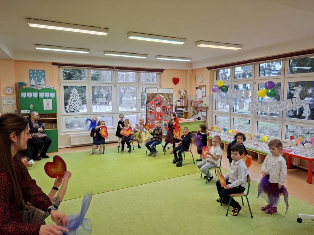 Dzień Babci i Dziadka w grupie Sówki - Zdjęcie 70