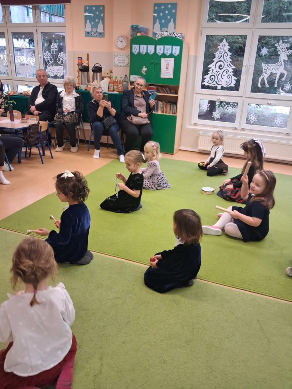 Dzień Babci i Dziadka w grupie Sówki - Zdjęcie 67