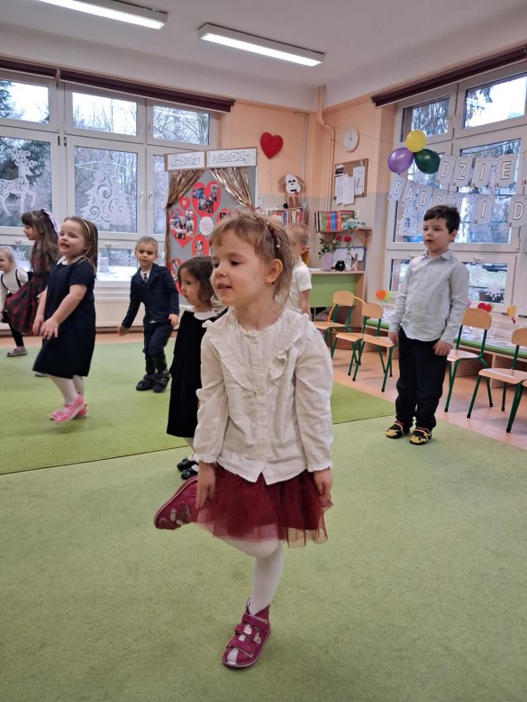 Dzień Babci i Dziadka w grupie Sówki - Zdjęcie 71