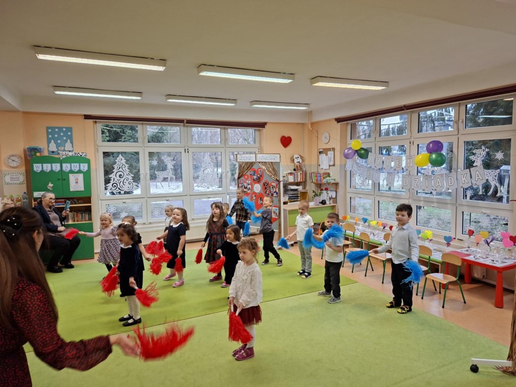 Dzień Babci i Dziadka w grupie Sówki - Zdjęcie 75
