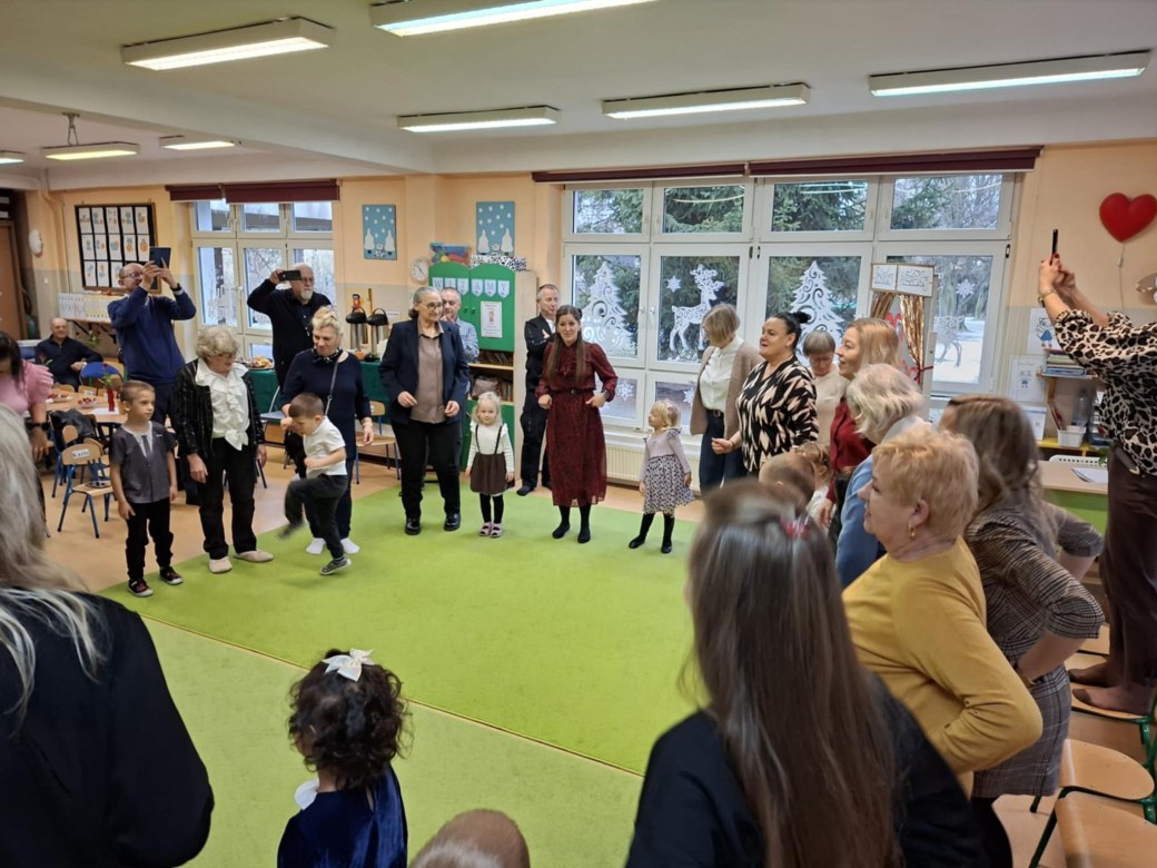 Dzień Babci i Dziadka w grupie Sówki - Zdjęcie 77