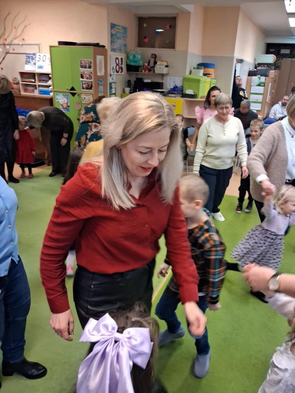 Dzień Babci i Dziadka w grupie Sówki - Zdjęcie 76