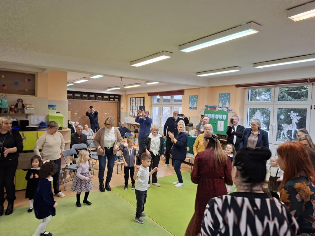 Dzień Babci i Dziadka w grupie Sówki - Zdjęcie 78