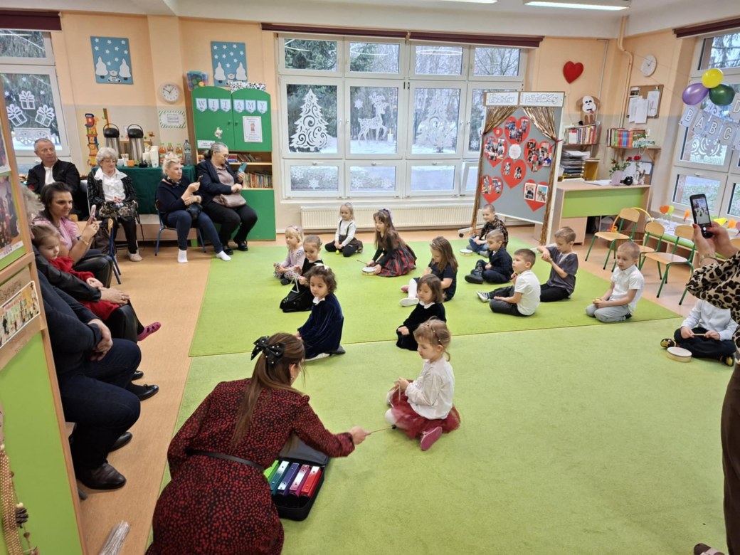 Dzień Babci i Dziadka w grupie Sówki - Zdjęcie 80