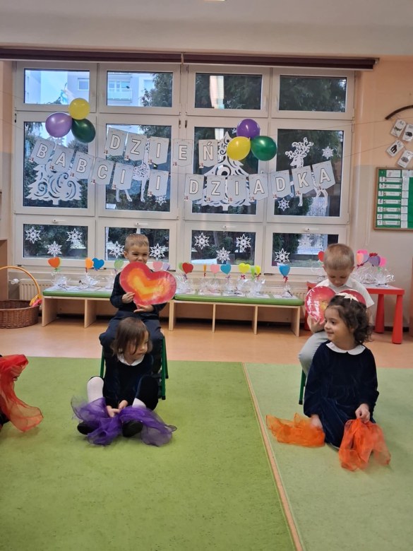 Dzień Babci i Dziadka w grupie Sówki - Zdjęcie 89