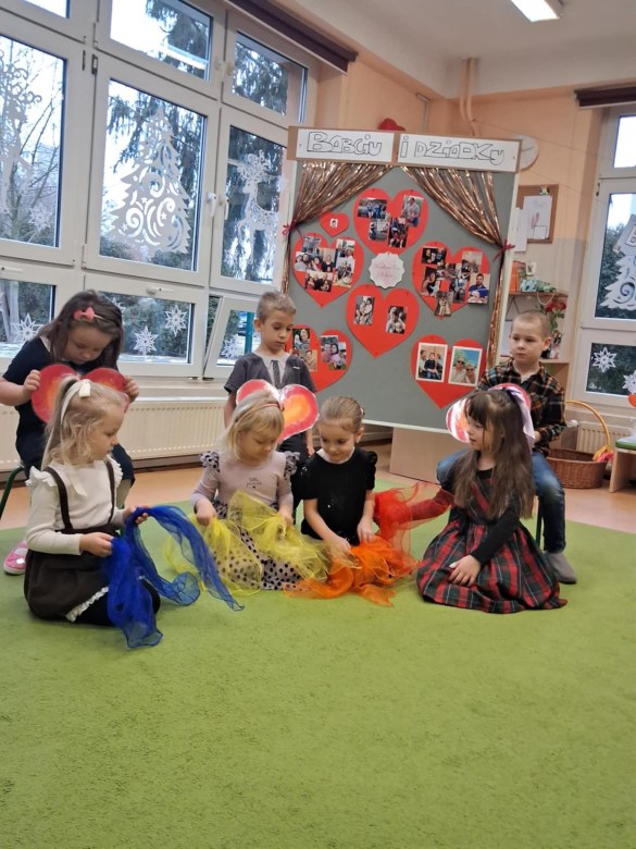 Dzień Babci i Dziadka w grupie Sówki - Zdjęcie 90