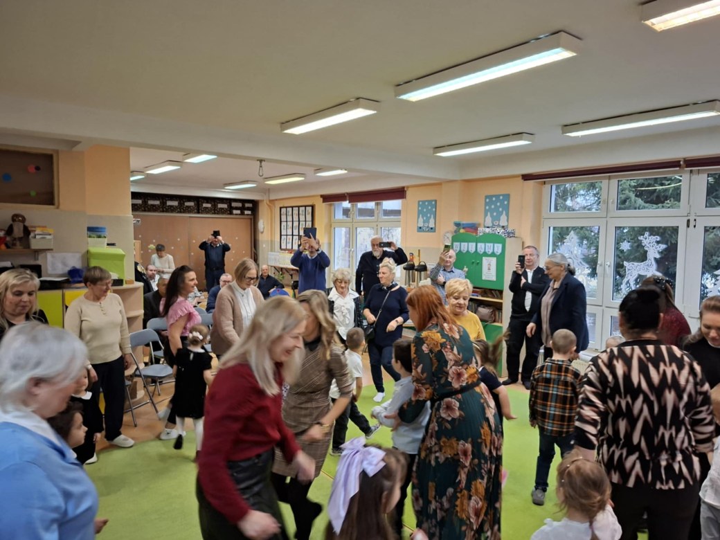 Dzień Babci i Dziadka w grupie Sówki - Zdjęcie 93