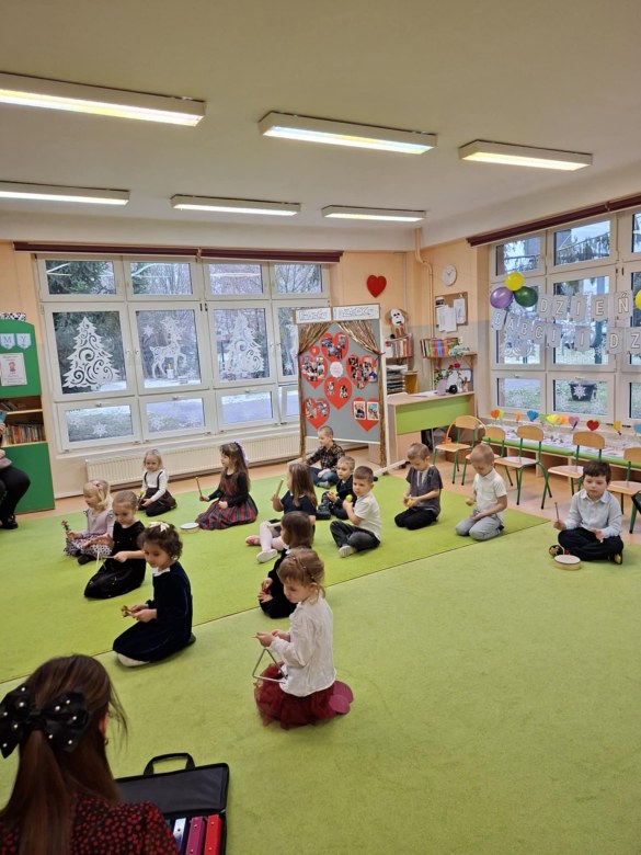 Dzień Babci i Dziadka w grupie Sówki - Zdjęcie 98