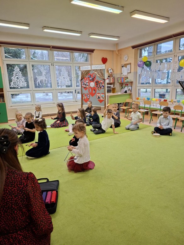 Dzień Babci i Dziadka w grupie Sówki - Zdjęcie 103