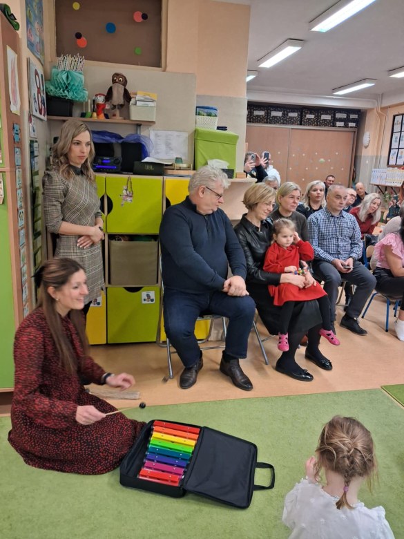 Dzień Babci i Dziadka w grupie Sówki - Zdjęcie 109