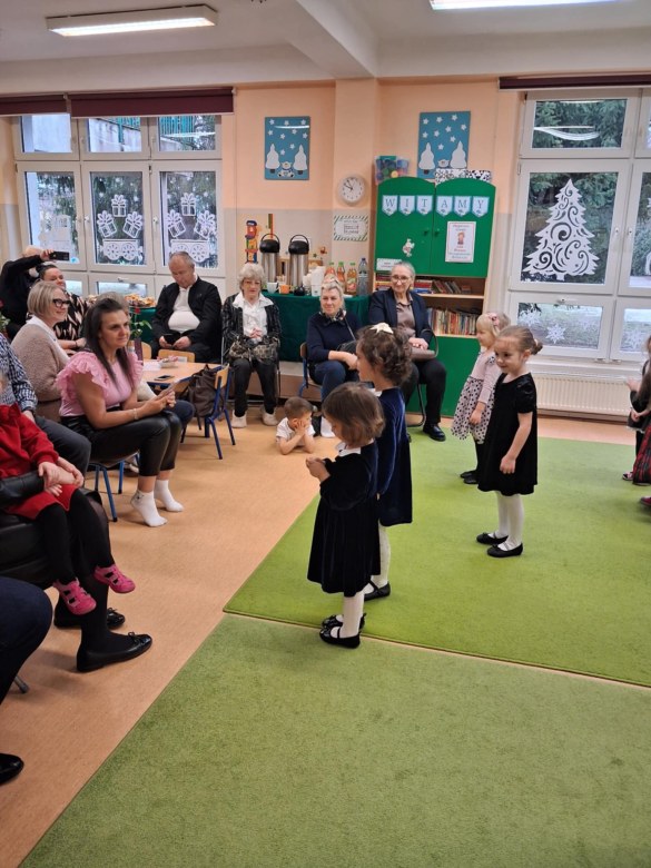 Dzień Babci i Dziadka w grupie Sówki - Zdjęcie 107