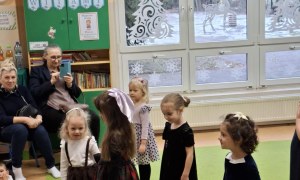 Dzień Babci i Dziadka w grupie Sówki - Zdjęcie 128