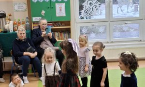 Dzień Babci i Dziadka w grupie Sówki - Zdjęcie 135