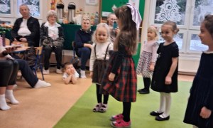 Dzień Babci i Dziadka w grupie Sówki - Zdjęcie 46