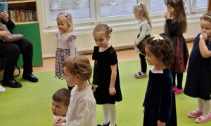 Dzień Babci i Dziadka w grupie Sówki - Zdjęcie 60