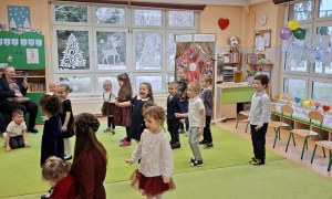 Dzień Babci i Dziadka w grupie Sówki - Zdjęcie 59