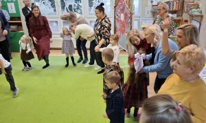 Dzień Babci i Dziadka w grupie Sówki - Zdjęcie 73