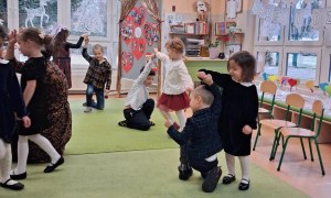 Dzień Babci i Dziadka w grupie Sówki - Zdjęcie 111