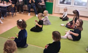 Dzień Babci i Dziadka w grupie Sówki - Zdjęcie 67